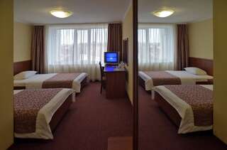 Отель Hotel Mir Ровно Стандартный двухместный номер с 2 отдельными кроватями-1